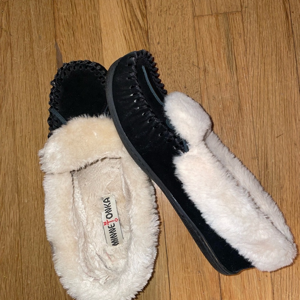 Minnetonka Women's Black and White Slippers